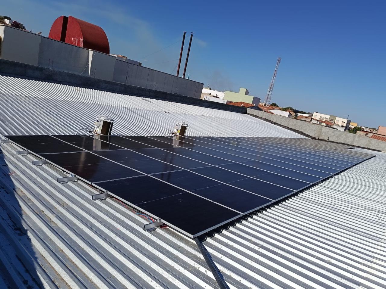Sistema de energia solar instalado em empresa