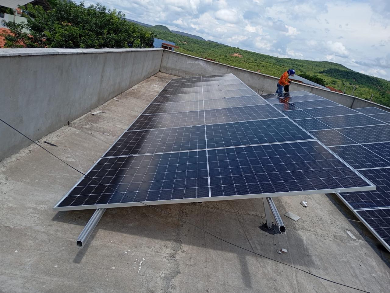Instalação de painéis solares em andamento